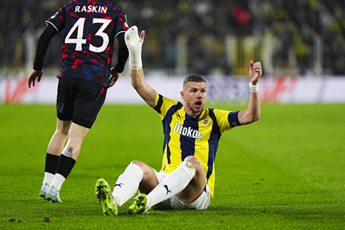 Tecrübeli golcü, sosyal medya hesabından açıklamada bulundu. Dzeko, "Ya hep, ya hiç" notunu paylaştı.