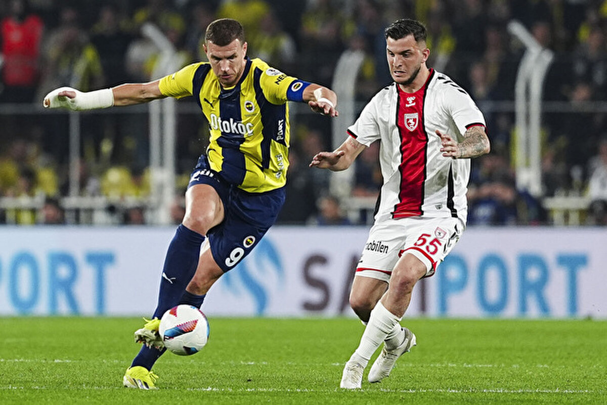 Fenerbahçe'nin UEFA Avrupa Ligi’nde Anderlecht ile oynadığı maçta da eli kırılan Dzeko, o günden itibaren maçlara özel bir sargıyla çıkıyor.