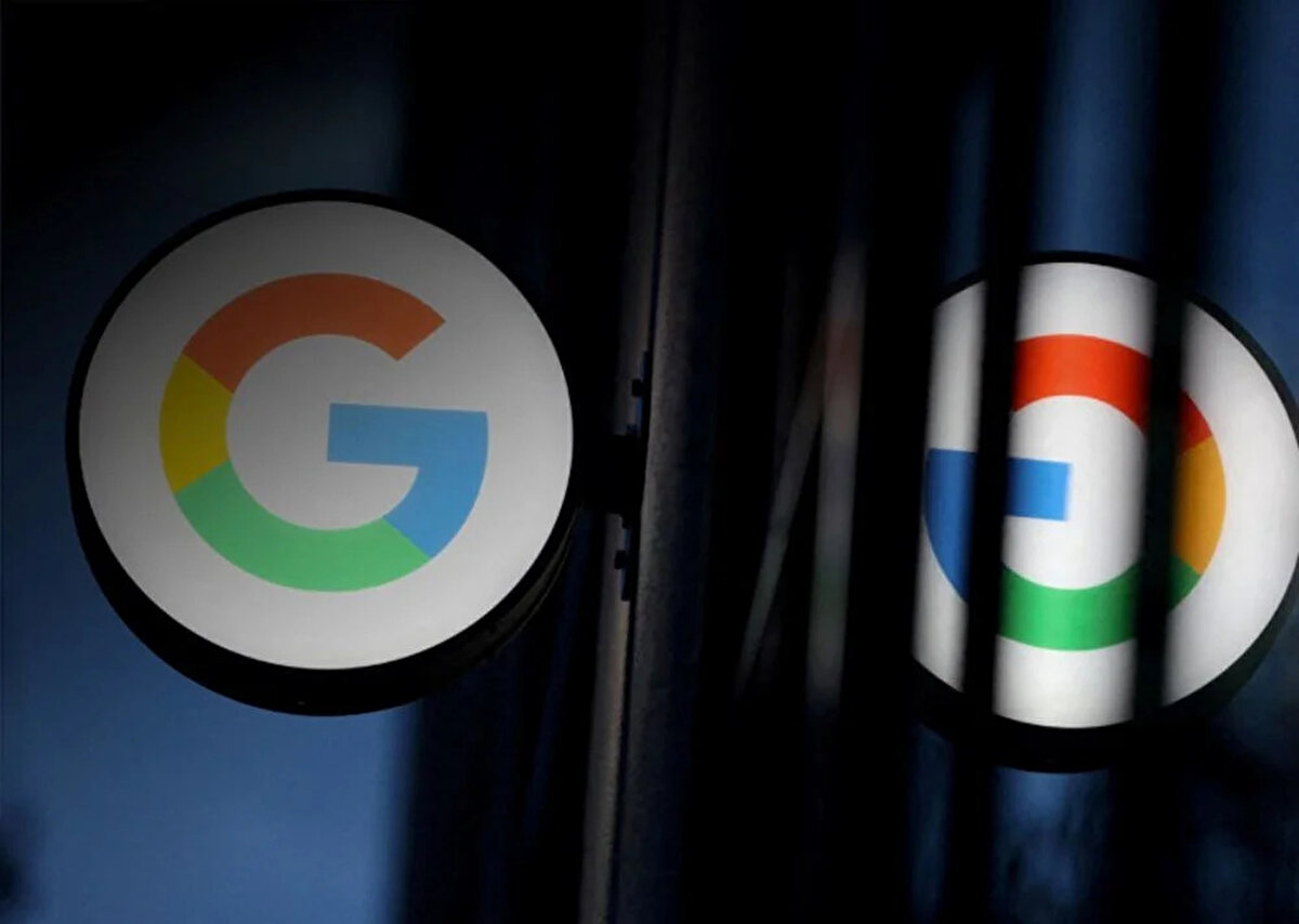 Google Maps’in Zaman Çizelgesi, kullanıcıların ziyaret ettikleri yerleri ve seyahat geçmişlerini takip edebilmelerini sağlayan bir özelliktir. Kullanıcılar belirli bir gün veya zaman dilimi seçerek, o süreçte gerçekleştirdikleri hareketleri ve ziyaret ettikleri mekanları harita üzerinden görüntüleyebiliyordu. Bu özellik, Google’ın konum takibi altyapısını kullanıyordu. Ancak, Google tarafından yapılan bir hata sonucu bazı kullanıcıların geçmiş verileri yanlışlıkla silindi.