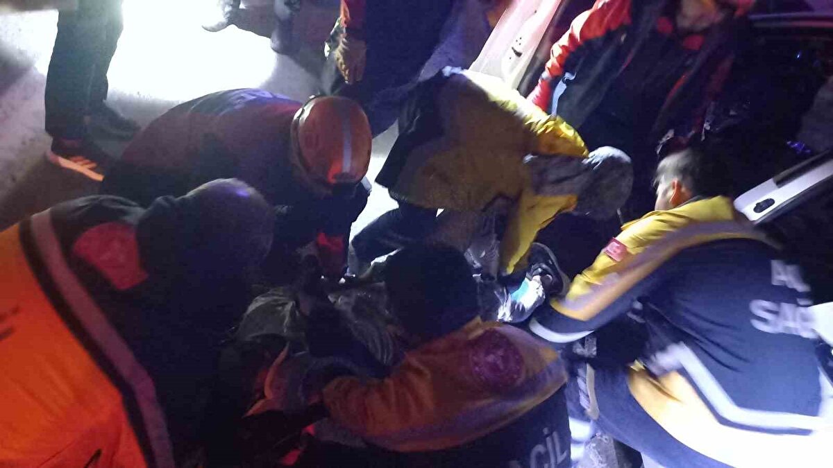 Yaralılar ambulanslar ile hastaneye kaldırılırken, yaralılardan S.B.D’nin durumunun ağır olduğu öğrenildi.<br><br>Kazayla ilgili soruşturma sürüyor.