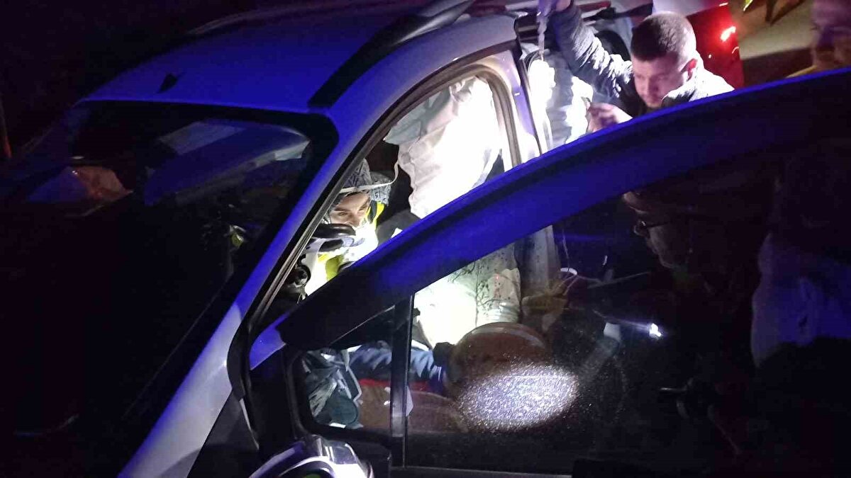 Kaza ihbarı üzerine bölgeye çok sayıda sağlık, jandarma itfaiye ve AFAD ekipleri sevk edildi.