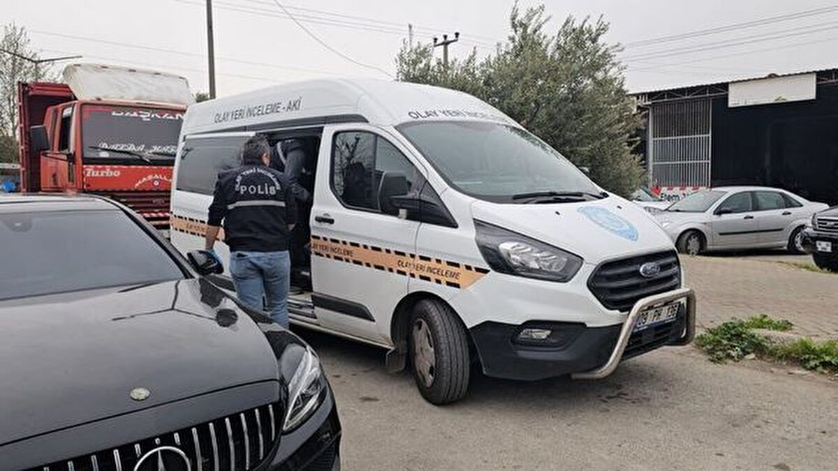 Aydın'ın Nazilli ilçesinde A.C.Ö. (63), 3 yıl önce oğlu Ertan Özkaya'yı (33) öldüren kendi kardeşi F.Ö.'yü (18) tabancayla vurarak ağır yaraladı. A.C.Ö. gözaltına alınırken; F.Ö. tedaviye alındı.