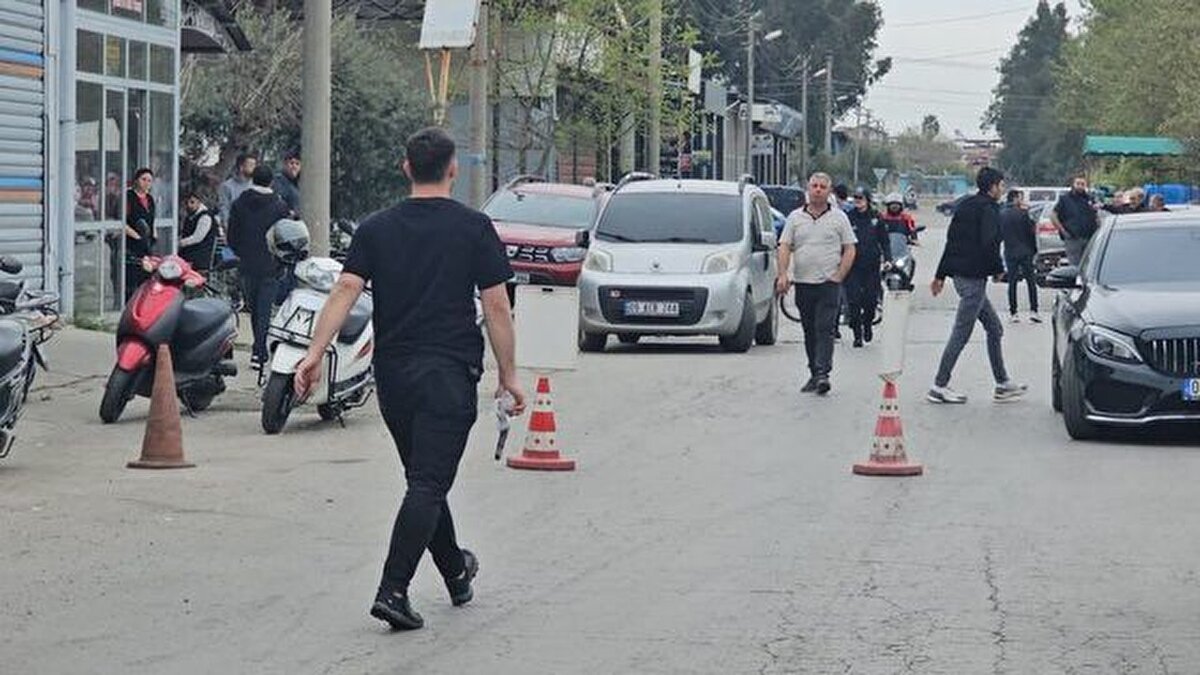 F.Ö., vücudunun çeşitli yerlerinden yaralandı. Bu sırada silah tutukluk yaptı. Ardından ikili arasında arbede de yaşandı. Çevredekilerin araya girmesiyle taraflar ayrıldı. Otomobiline giderek pompalı tüfeğini alan A.C.Ö. tekrar olay yerine döndü.
