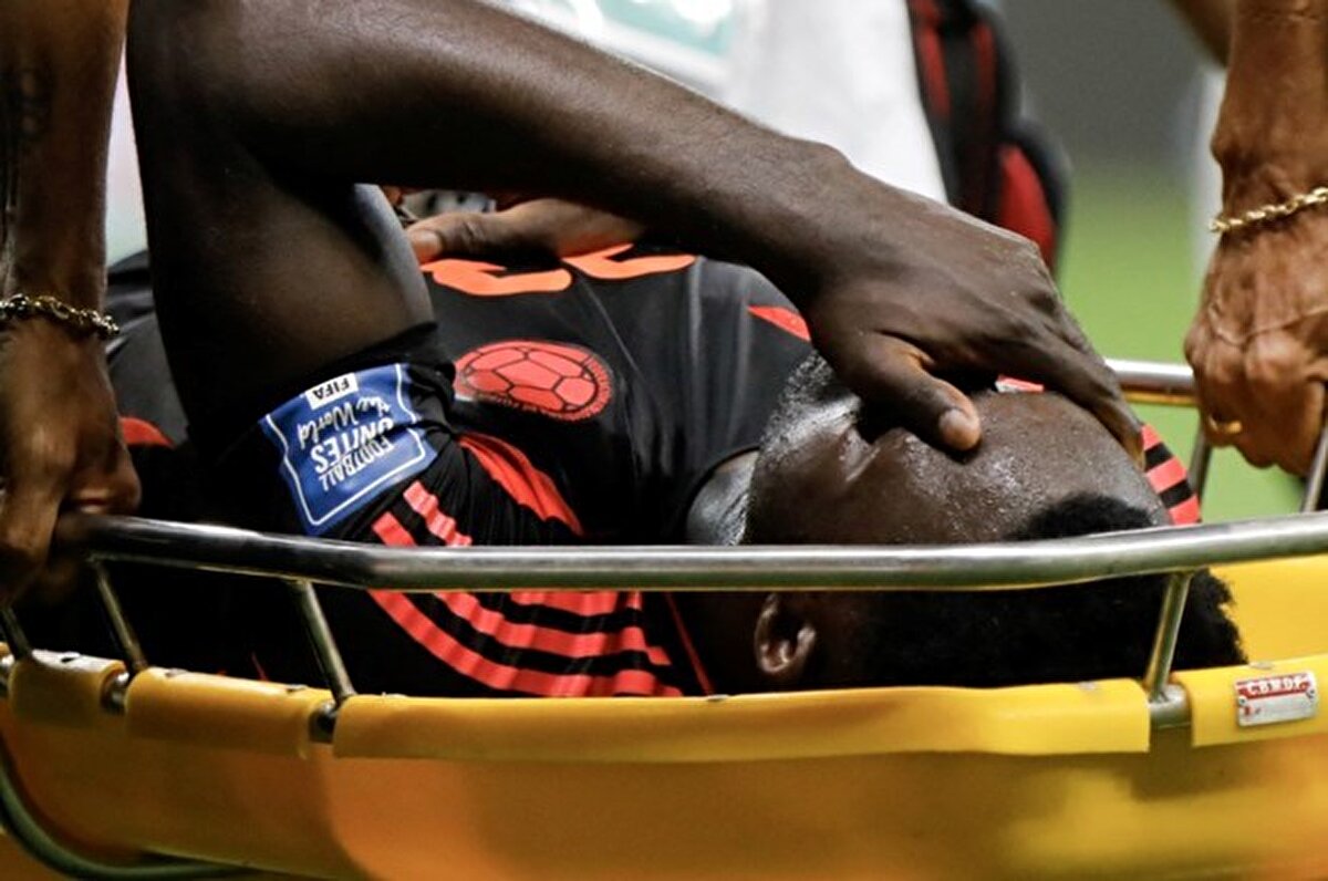 20 Mart Perşembe günü Brezilya maçında kafasına darbe aldığı için oyundan çıkan Davinson Sanchez, bu nedenle 26 Mart'ta Paraguay ile oynanacak maçta forma giyemeyecek.