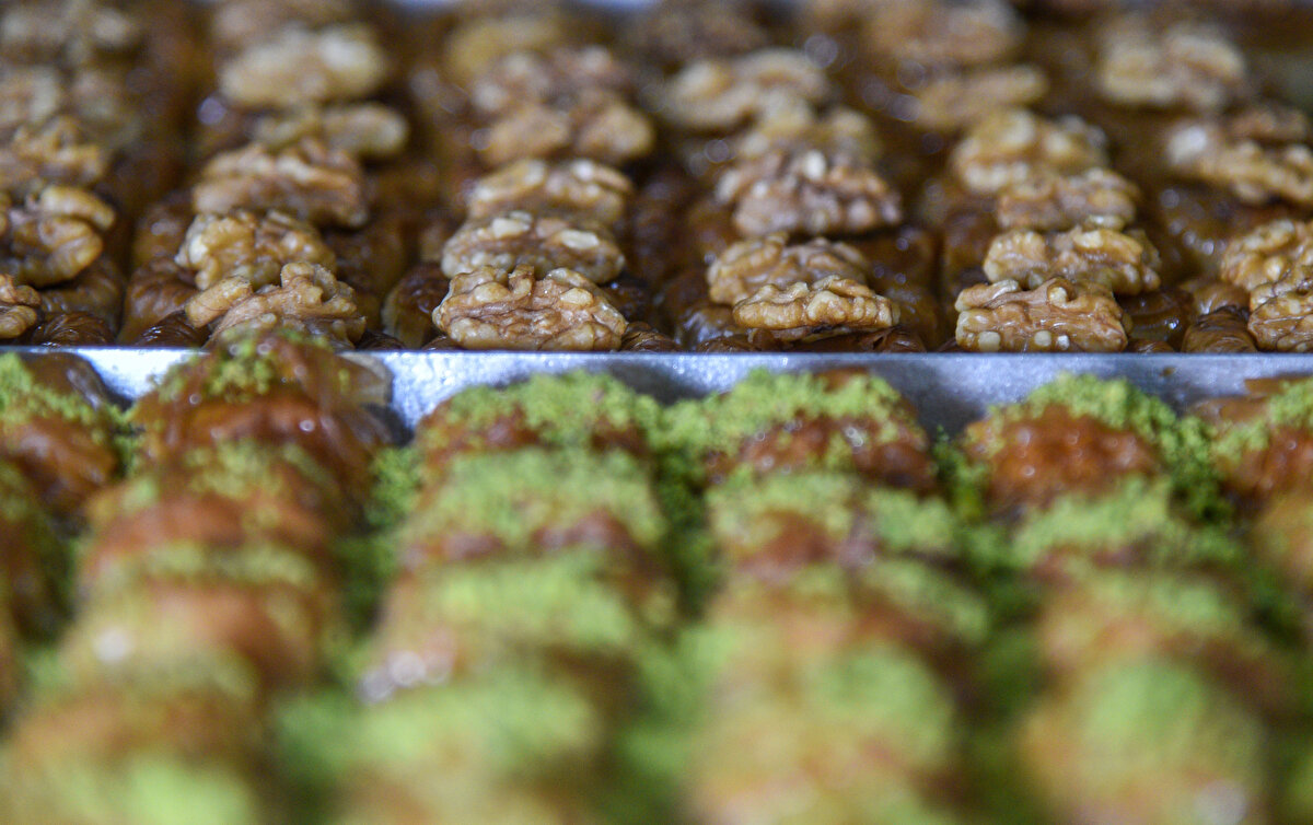 Sağlığa zararları<br><br>Gıda Mühendisleri Odası Antalya Şube Başkanı Ali Manavoğlu, baklava üreticilerinin maliyeti düşürmek için kullanmayı tercih ettiği ürünlerin sağlığa etkileri hakkında bilgi verdi. Tüketicilerin ucuz baklava yerken sağlığını riske atmaması gerektiğine dikkati çeken Manavoğlu, şunları söyledi: