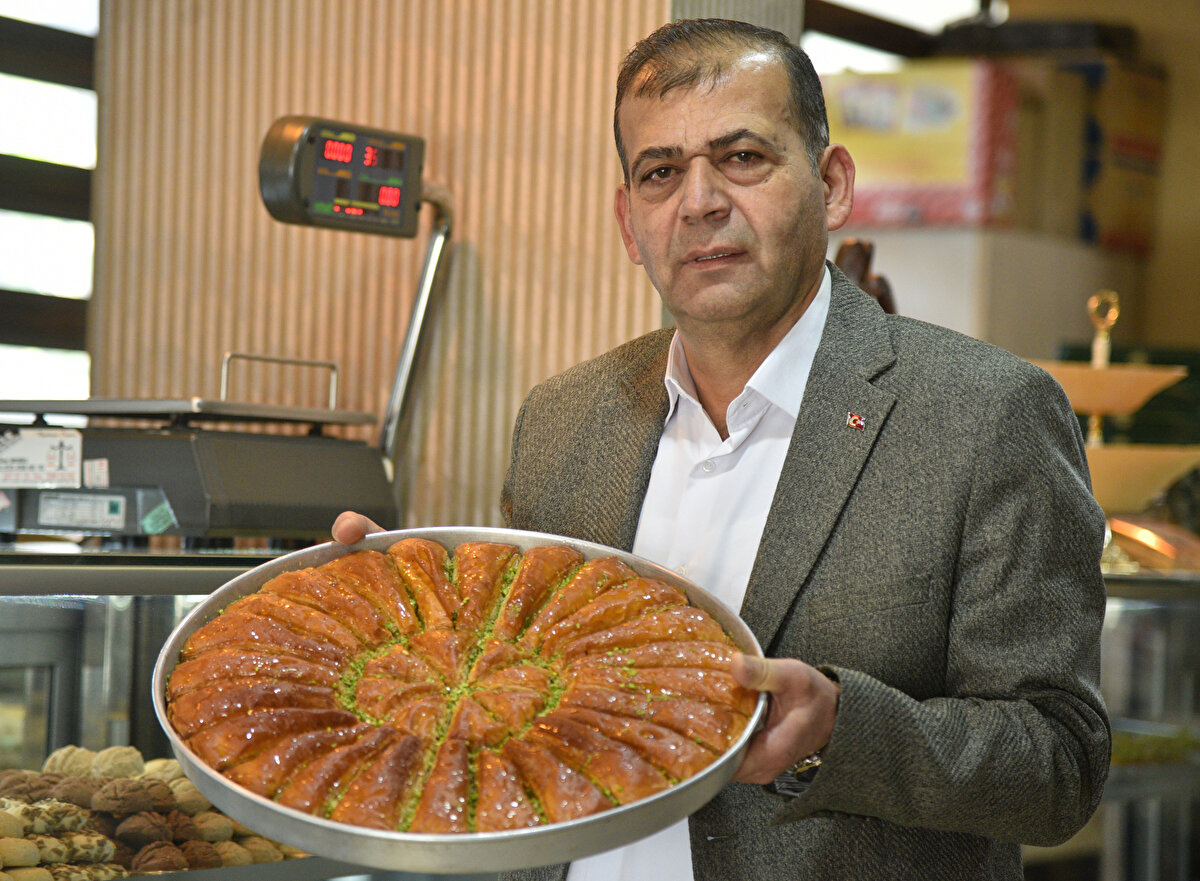 Cevizli 400- 600, Antep fıstıklı 800-1000 lira<br><br>Bayramlık tatlı için sipariş vermeyi düşünenler, bütçesine ve damak tadına uygun baklavanın satıldığı yer arayışına girdi. Pastane ve fırınlarda cevizli baklava kilosu 400 ila 600, Antep fıstıklı baklava ise 800 ila 1000 lira civarında satışa sunuldu. Antalya Pastacılar Odası Başkanı Kerim Üre, baklavanın bazı işletmelerde daha ucuz ya da pahalıya satıldığına dikkati çekti. İş yeri maliyetine göre, kullanılan malzemeye göre baklava fiyatının yükselebileceğine değinen Üre, kilosu 400 liranın altında satılan baklavayı almayı tercih edenlere yönelik uyarıda bulundu.