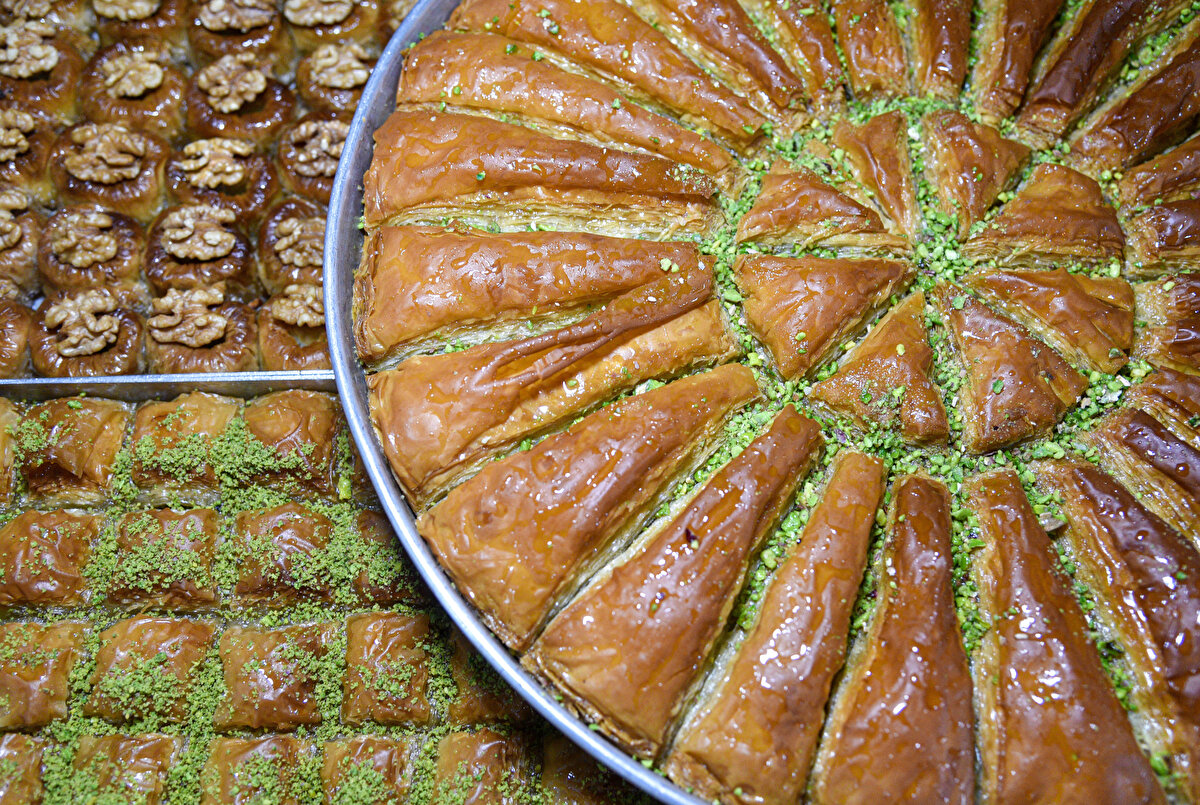 “Bazı yerlerde baklava kilosu 1500 liraya kadar çıkabiliyor, bazı yerlerde ise çok ucuza satılıyor. Çok uygun fiyata satılan baklavada sağlık riski olabilir. Kullanılan yağ, şeker alt kalitede, fıstıklı baklavada yeşil renkli farklı ürünler ya da gıda boyası yer alabilir. Baklava alırken ürün kalitesi, hijyene dikkat edilmeli. Çok ucuza baklava yerken sağlığımızı tehdit etmemesi gerekiyor. Glikoz gibi şeker şurubundan üretilen tatlıların fazla tüketimi, obezite, kalp damar hastalığı, kanser, diyabete neden olabilir. Hijyen ortamına uyulmayan ortamlarda muhafaza edilen ceviz, fıstıkta oluşabilecek küflenme sebebiyle aflatoksin benzeri toksinler kansere neden olabilir. Fıstık yerine sebze, ıspanak, bezelye benzeri ürünler veya farklı ürünlerde sentetik gıda boyaları kullanarak piyasaya sürülebiliyor. Gıda boyaları alerjik reaksiyonlara yol açabiliyor. Maliyet düşürmek için üretici kaliteyi düşürüyor. Sade beyaz yağ yerine alt sınıf kaliteli yağlar kullanıyor." 