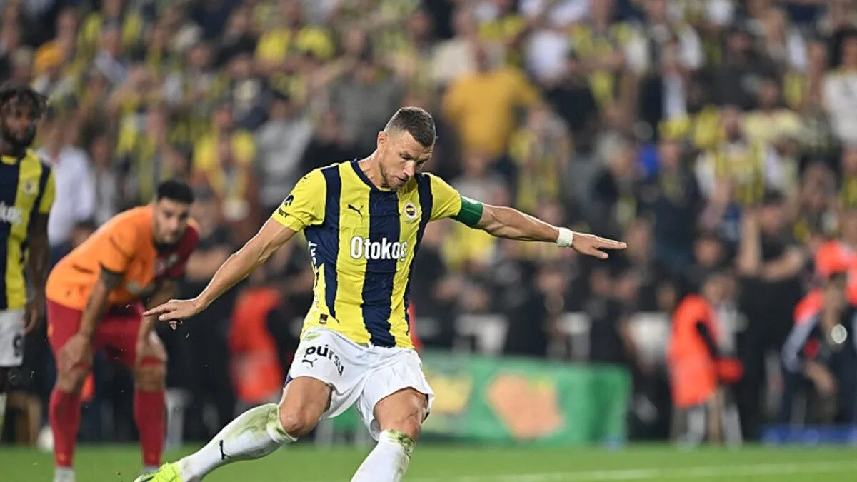 TALİPLERİ VAR<br><br>Dzeko'ya Fenerbahçe'nin yanı sıra başka talipler de bulunuyor. Ülkesinden gelen teklifleri maddi olarak son sıralara bırakan Dzeko'nun aklını çelebilecek öneriler ise ABD'den var.