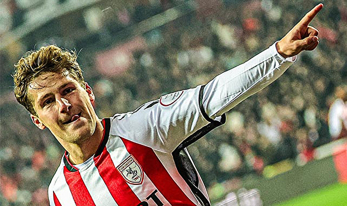 SAĞ KANATTA DA OYNAYABİLİYOR<br><br>Samsunspor'un ligde 3. sırayı almasında attığı goller ve asistlerle kilit rol oynayan Holse, sağ kanatta da forma giyebiliyor.