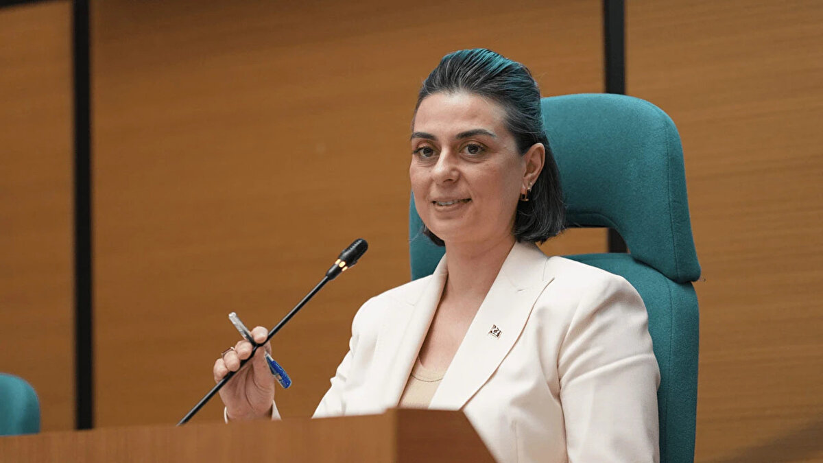 Üsküdar Belediye Başkanı Sinem Dedetaş’ın adı da kulislerde anılıyor. Dedetaş, 31 Mart yerel seçimlerinin hemen ardından “İstanbul Büyükşehir Belediyesi için hazırım” açıklaması yapmıştı. 