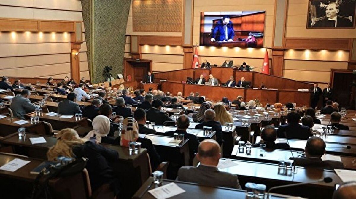 Ancak kulislerde dikkat çeken bir gelişme var: Adaylık konusunda kimseye karşı çıkılmayacak bir isim üzerinde mutabakat sağlanacağı belirtiliyor.