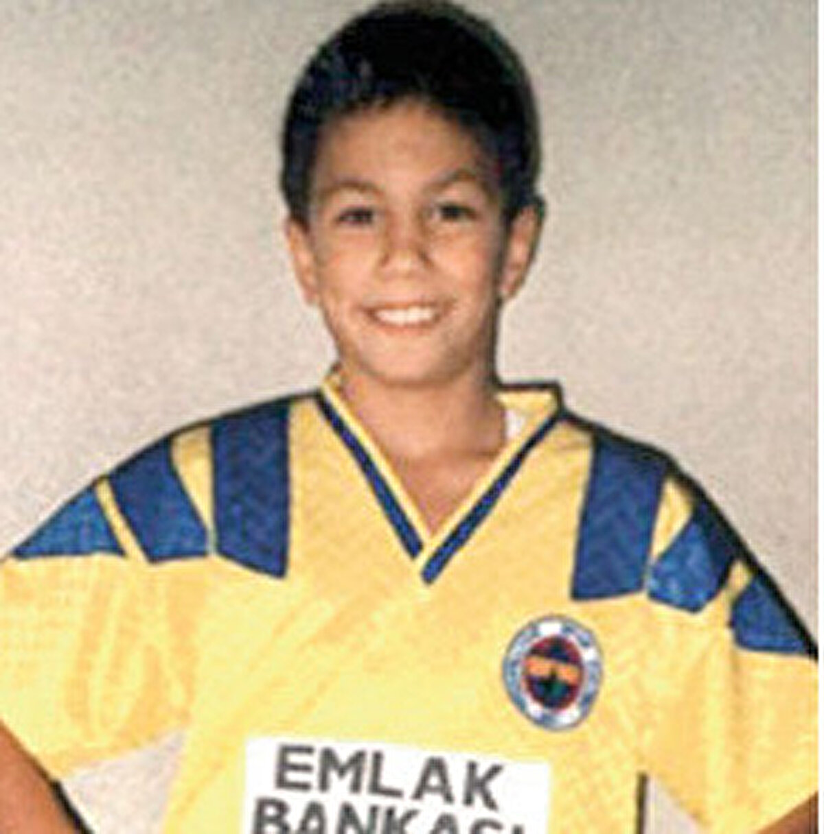 Baban Fenerbahçeliymiş, ancak senin çocukluktan gelen bir Beşiktaş aşkın var. Senden dinlemek istiyorum bunu.<br><br>"Babamı 2006 yılında kaybettik. O, fanatik bir Fenerbahçeliydi. Bize Fenerbahçe forması alıyordu. Ancak, benim renklerim hep siyah beyazdı. Siyah ve beyazı gördüğümde çok mutlu oluyordum. Beşiktaş, benim çocukluk hayalimdi. İtalya ve İngiltere'den sonra Beşiktaş'a geldim ve müthiş bir duyguydu bu. O kupayı kaldırmak benim için inanılmazdı. Şampiyonluk kutlaması da gerçekten harikaydı. Denizde, taraftarlarla kutlamalarımız mükemmeldi."<br>