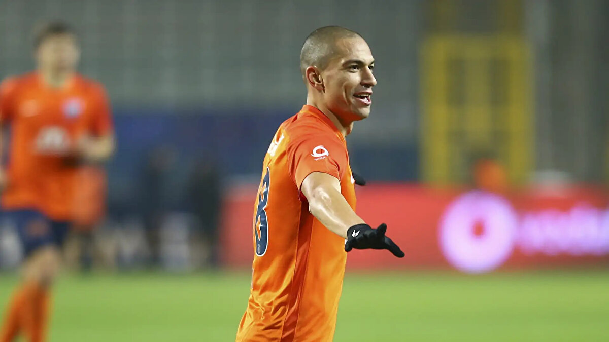 Çok net bir şekilde kazanan bir karaktersin. Zurih, Udinese, Napoli, Beşiktaş, Başakşehir ve Adana Demirspor'da kupalar kazandın. Nasıl bir oyun vizyonun vardı?<br><br>"Hiç pes etmedim. Bir gün geldi ve ben, futbolcu olmak istiyorum. Başarılı olmak istiyorum dedim. Tabii ki Türkiye'deki günlerim beni çok güçlendirdi. İnişler ve çıkışlarla daha iyi bir şekilde baş etmeyi öğrendim. Bu mentalitemden dolayı Zürih'le 25 yıl sonra şampiyonluk kazandık. Bu tür şampiyonluklar gerçekten çok değerli."