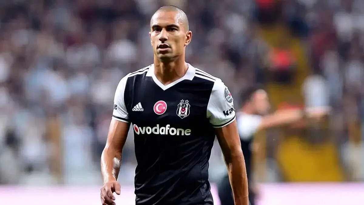 Çocukluk aşkından bahsediyorsun sonuçta. Beşiktaş taraftarına bir mesajın olur mu?<br><br>"Her zaman her yerde en büyük Beşiktaş."<br>
