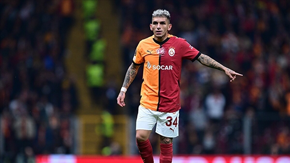 Lucas Torreira'nın Galatasaray ile sözleşmesi 2026 yılına kadar devam ediyor. Sarı-kırmızılı forma altında bu sezon 38 maçta sahaya çıkan Torreira, 1 gol attı ve 7 asist yaptı.<br>