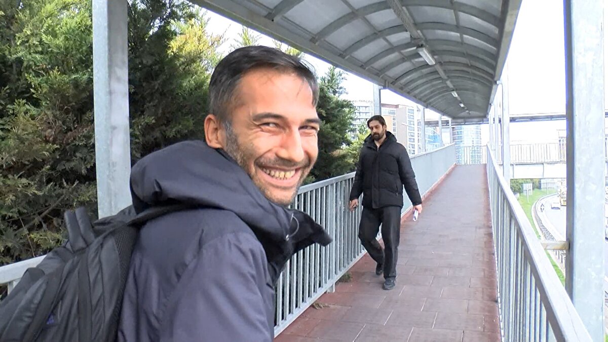 Sabah saatlerinde Basın Ekspres yolunu kullanan sürücüler pankartı görünce şaşkınlık yaşadı. Üst geçidi kullanan bazı yayalar da üzerinde fotoğraf da bulunan pankarta uzun uzun baktı. Bazı yayalar gülümseyerek pankartın fotoğrafını çekti.