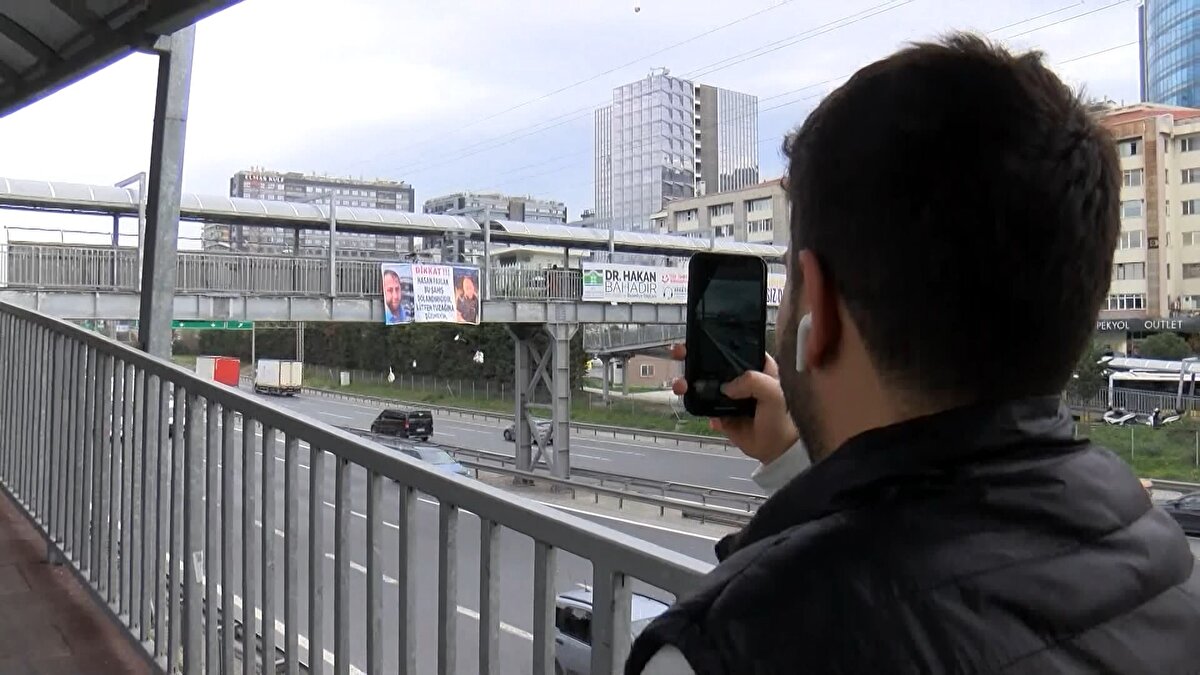 Bir yaya gülümseyerek "Dolandırıcıymış" derken Adem Daşdemir ise, "Pankartı şimdi gördüm. Adamın alacağı vardı alamadı herhalde. Tuhaf" dedi.