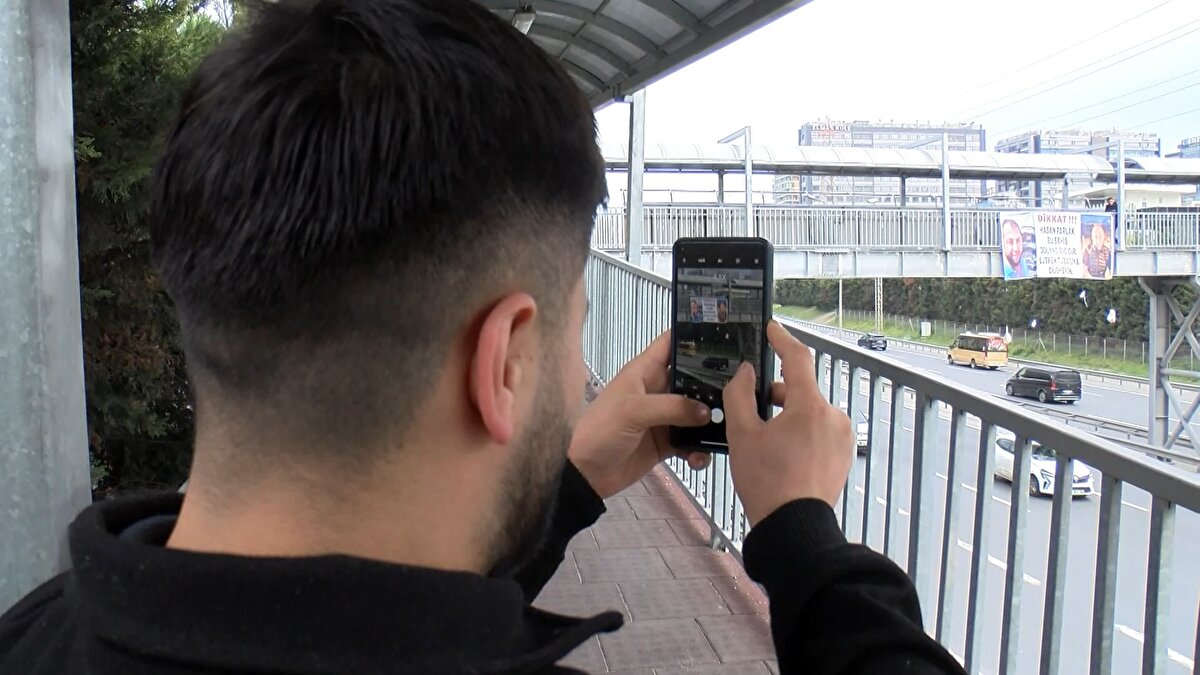 Üst geçidi kullanan bir başka yaya ise "Şimdi gördüm pankartı, ilginç. Alacağı olmuş olabilir. Hayatımda ilk defa böyle bir şey gördüm" dedi.