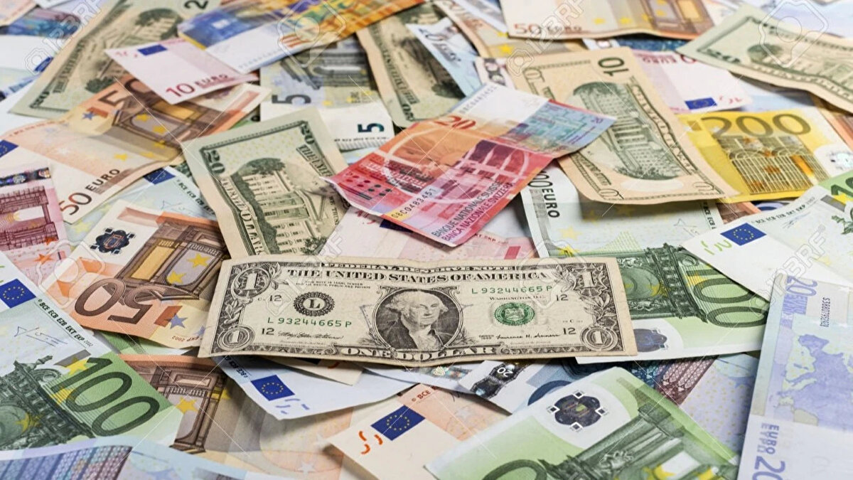 'Siyasi riskler bireysel yatırımcıyı dövize itmedi'<br>Hazine ve Maliye Bakanı Mehmet Şimşek, "Devam eden yargı süreçlerine dair yorum yapmayacağım" derken şu notları ekledi: <br><br>"Mahkeme kararı sonrasında varlık fiyatlarında ciddi volatilite görülmüş, döviz talebi artmıştır."<br>"Döviz talebinin yüzde 60'ının yabancı yatırımcı, yüzde 30'unun yerli şirketler ve yüzde 10'unun bireylerden kaynaklandığını görüyoruz."<br>"Pazartesi günü döviz talebi yabancı yatırımcılardan kaynaklanmıştır (Bu miktar 500 milyon dolar)."<br>"Cumhurbaşkanı Recep Tayyip Erdoğan'ın ekonomik programa desteği tamdır."