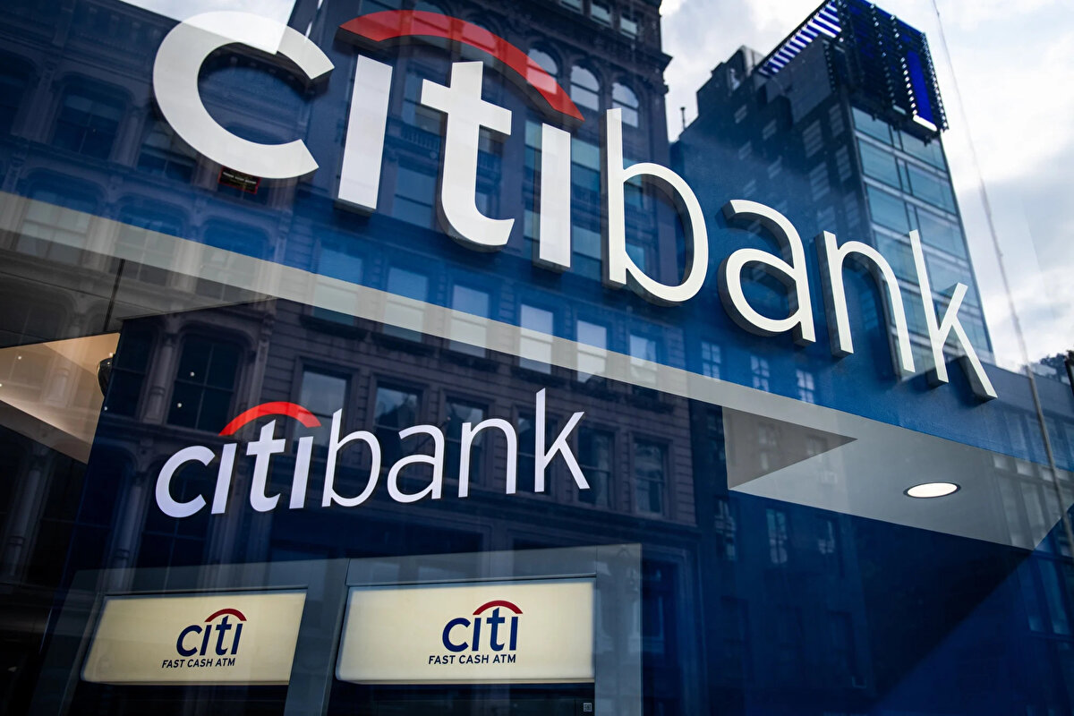 Citi Araştırma Bölümü Müdürü'nün sorusu: Eğer piyasalardaki bu hareketlilik sanıldığından uzun sürerse ne gibi önlemler almayı düşünüyorsunuz? <br><br>Şimşek: Finansal piyasalardaki volatilite giderek azalacaktır. Her zaman için ilave planımız bulunmaktadır. Kısa vadede büyümede zayıflama görülecektir. Burada artan finansal sıkılık da etkili olacaktır. Bu durum enflasyon görünümünü destekleyici niteliktedir. 