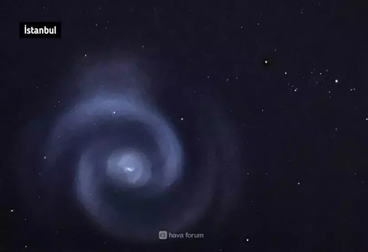 Spiral şeklindeki ışıkların sebebini merak eden vatandaşlar araştırmalara başladı. İddiaya göre; paylaşılan ışıkların 24 Mart 2025'te Cape Canaveral'dan fırlatılan SpaceX Falcon 9 NROL-69 roketinden kaynaklandığı belirtildi.