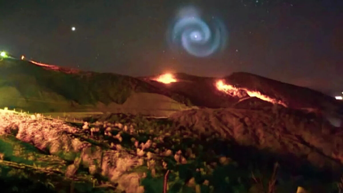Uzmanlardan açıklama: Endişeye gerek yok<br><br>Gökyüzündeki olağanüstü manzarayı izleyen Diyarbakır halkı, gördükleri spiral ışık hakkında farklı teoriler üretirken, uzmanlar bu tür olayların tamamen doğal olduğunu ve herhangi bir tehlike oluşturmadığını vurguladı. Özellikle roketin ikinci aşamasının belirli atmosfer koşullarında yakıt tahliyesi yaparken bu tür görsellerin ortaya çıkabileceği ifade edildi.