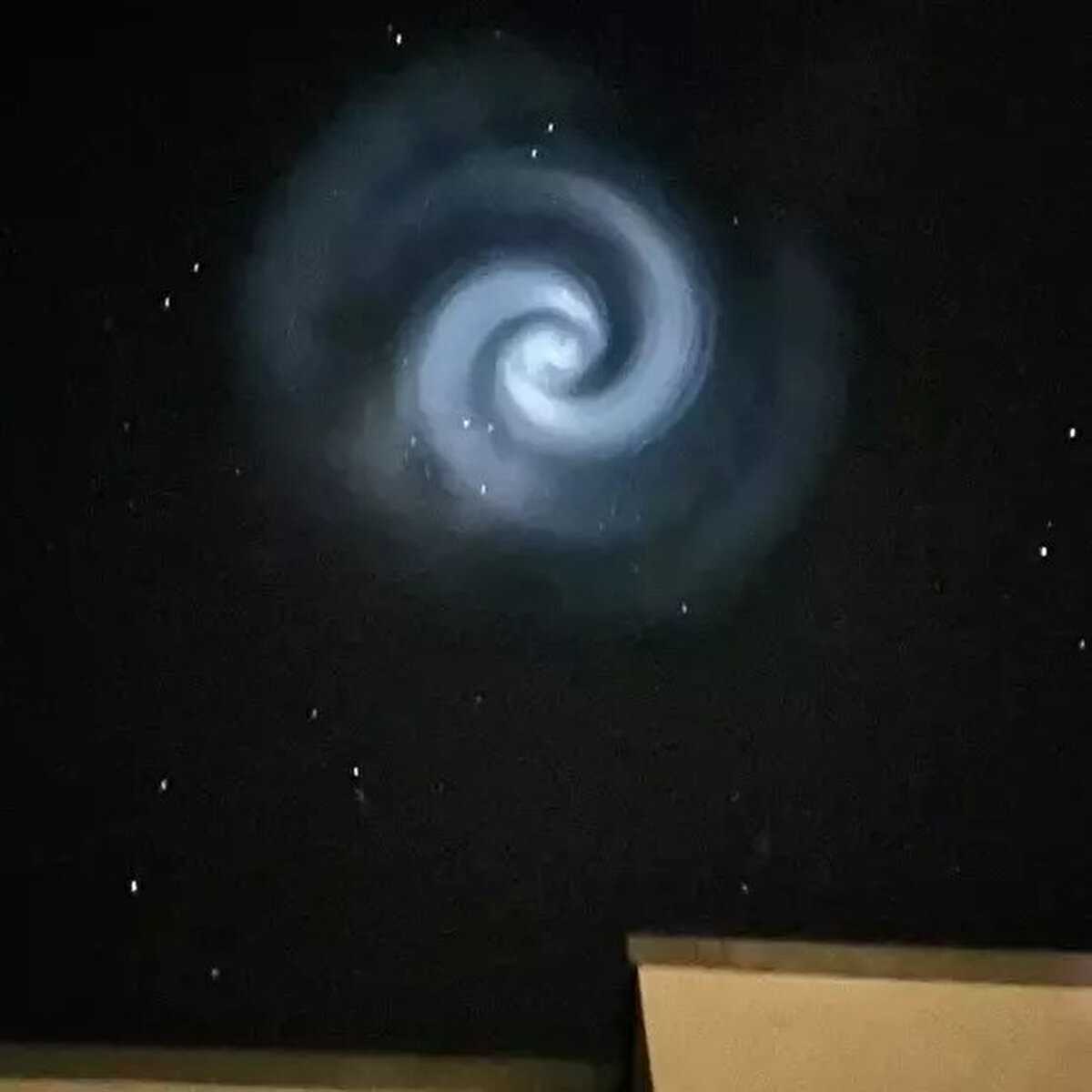 ​İstanbul ve Diyarbakır'da gökyüzünde gölgeli olarak tanımlanan ışıklar görüldü. Bu görüntüler sosyal medyada gündem oldu. 