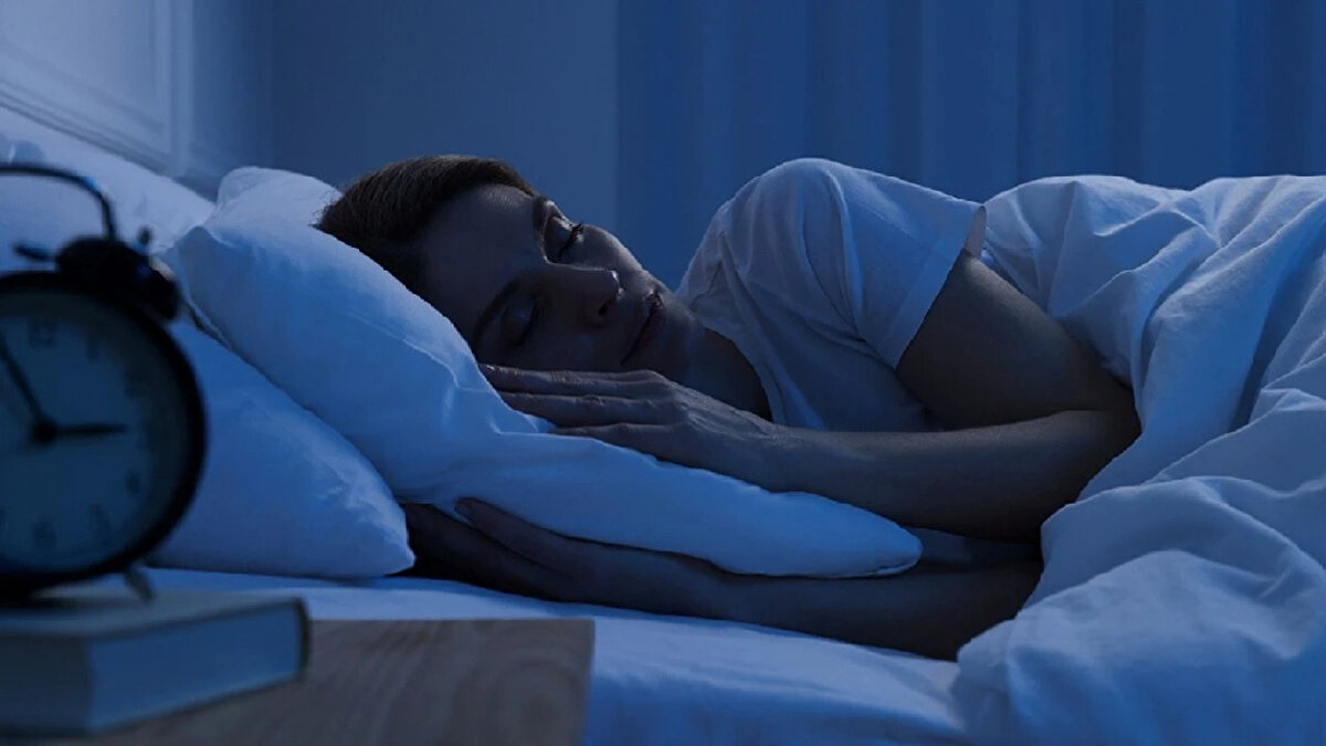 Kendinizi yorgun mu hissediyorsunuz? Yalnız değilsiniz. Hatta siz de uyku alışkanlıklarınızı değiştirmeyi düşünüyor olabilirsiniz.<br><br>Sabahları uykumuzdan daha dinlenmiş bir halde uyanabilmek için yapılan öneriler çoğunlukla gece saatlerinde yaptıklarımıza odaklanıyor: örneğin aynı saatlerde uyumak, düzenli bir uyku saati olması ya da yatakta telefona bakmamak gibi...