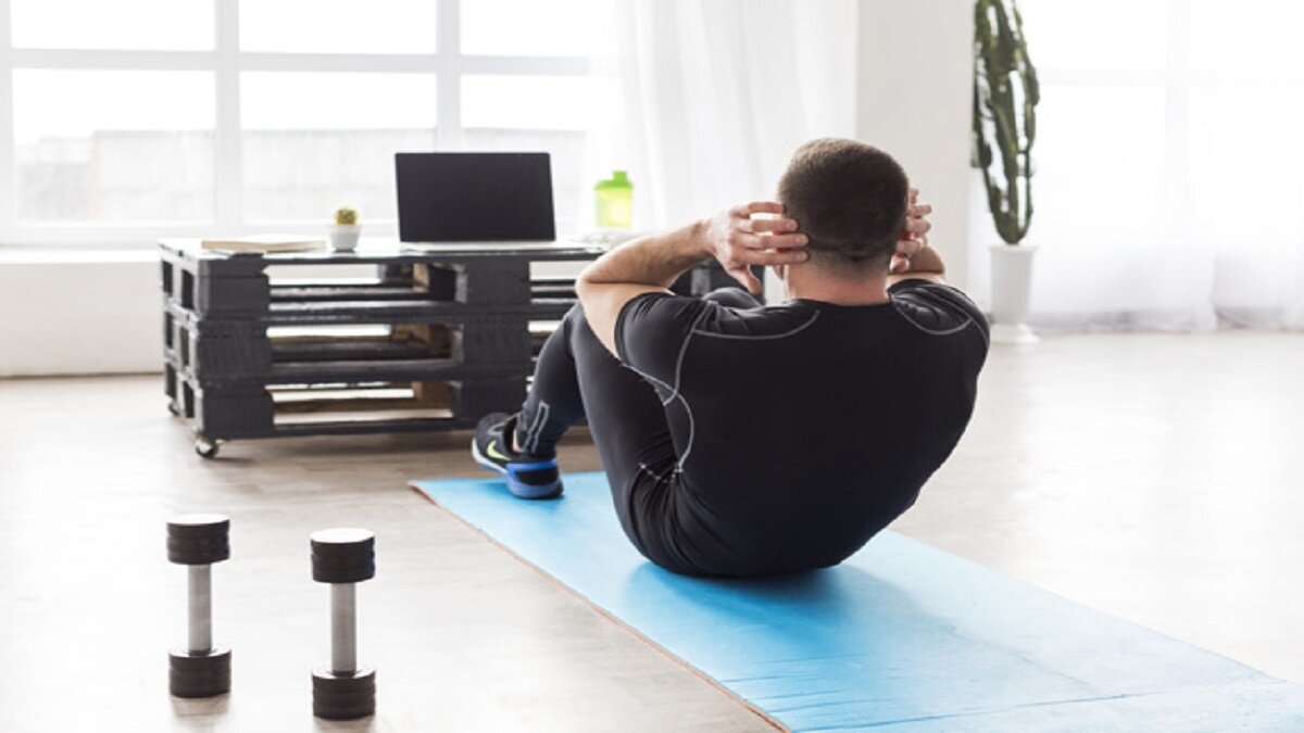 3. Kısa egzersizler yapın<br>Fiziksel egzersizler ile uyku arasındaki ilişki hala araştırılan bir konu olsa da fiziksel aktivite genel olarak daha uzun ve daha iyi uyumamıza yardımcı oluyor gibi görünüyor. Üstelik düşündüğünüz kadar çok egzersiz yapmak zorunda da değilsiniz.<br><br>2015 yılında 66 farklı çalışmanın incelenmesiyle elde edilen meta-analize göre yalnızca birkaç gün egzersiz yapmak insanların daha hızlı uykuya dalmasına ve daha çok uyumasına yardımcı oluyor. Ayrıca daha düzenli egzersiz yapmak da uyku kalitesini arttırıyor.<br><br>Etkiler oldukça küçük ancak uyku problemi çeken insanlar için değişim daha fazla oluyor. Bir başka deyişle uyku sorunu çeken insanlar, biraz ter atmanın özellikle faydasını görebilir.