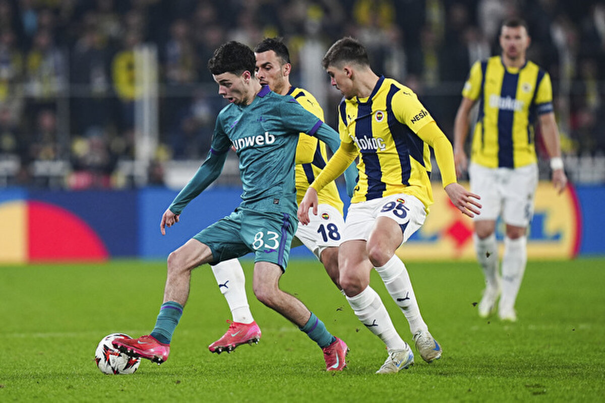 4 DEV DAHA İZLİYOR<br><br>Haberin detayında, Fenerbahçe'nin de Yusuf'u bu yaz bırakmak istemediği ancak Bayern Münih dışında Manchester United, Napoli, Atletico Madrid ve Leipzig de Yusuf'u yakından takip ediyor.