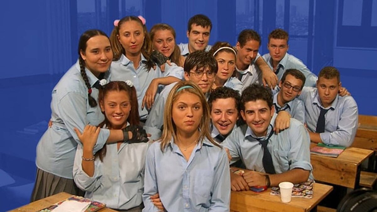 Bir dönemin sevilen gençlik dizisi Hayat Bilgisi, pek çok genç yeteneğin kariyerinde önemli bir sıçrama yaptı. Perran Kutman, Tarık Papuççuoğlu, Kerem Kupacı, Gökçe Bahadır, İpek Erdem ve Ümit Erdim gibi oyuncuların rol aldığı dizi, 7'den 70'e herkesin gönlünde taht kurdu.