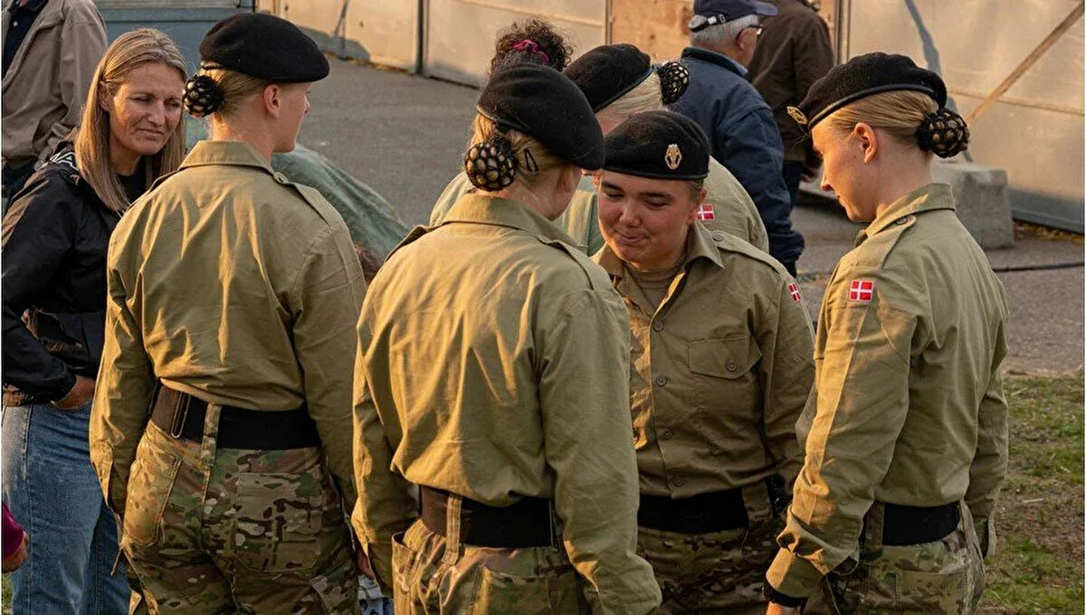 Danimarka'da kadınlar, yalnızca gönüllü olarak askere gidebiliyordu. 18 yaş üstü erkekler içinse askerlik zorunluydu.