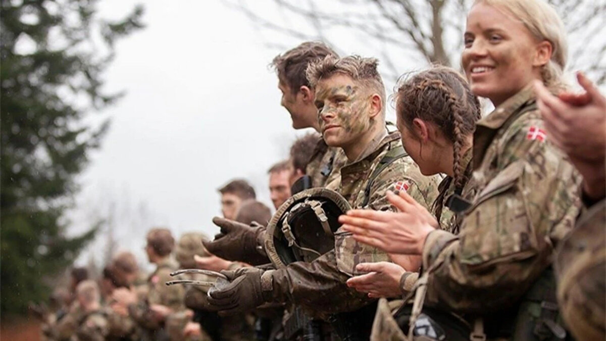 "Tam cinsiyet eşitliği sağlanacak"<br><br>Avrupa’da askeri harcamalar, Rusya’nın 24 Şubat 2022’de Ukrayna’yı işgale başlamasının ardından arttı.<br><br>Çarşamba günü yeni planlarını açıklayan Danimarka Başbakanı Frederiksen, bunun 'tam bir cinsiyet eşitliği sağlayacağını' da ekledi.