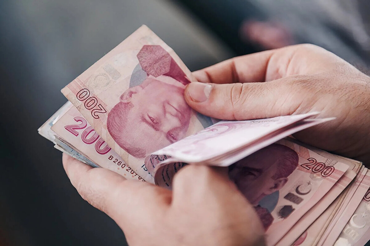 İşsiz kalan vatandaşlara hem maddi destek hem de yeni iş fırsatları sunuluyor. Çalıştığı iş yerinden ayrılanlar, belirli şartları sağlamaları halinde 10 aya kadar işsizlik maaşı alabiliyor. Bunun yanı sıra meslek eğitim kurslarına ya da işbaşı eğitim programlarına katılanlara ikinci bir ödeme yapılıyor.