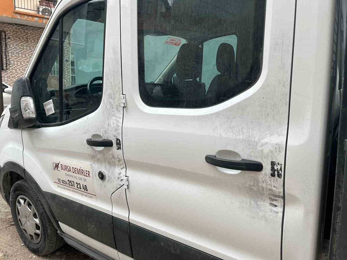 İzmir'in Konak ilçesinde 50 yaşındaki Enver Erdem iki aracını da kapısının önüne park halinde bırakarak evine gitti. Kendisiyle aynı sokakta oturan A.G. isimli akrabası ise gecenin ilerleyen saatlerinde ilk önce otomobilin kapısını hafif açık olan camdan zorlayıp açtı. Aracın içini yoklayan hırsız, kamyonete ait anahtarı buldu. Enver Erdem’in diğer aracına yönelen hırsız, arabanın kapılarını anahtarla açıp içerisini didik didik kurcaladıktan sonra kamyoneti çalıp kayıplara karıştı.