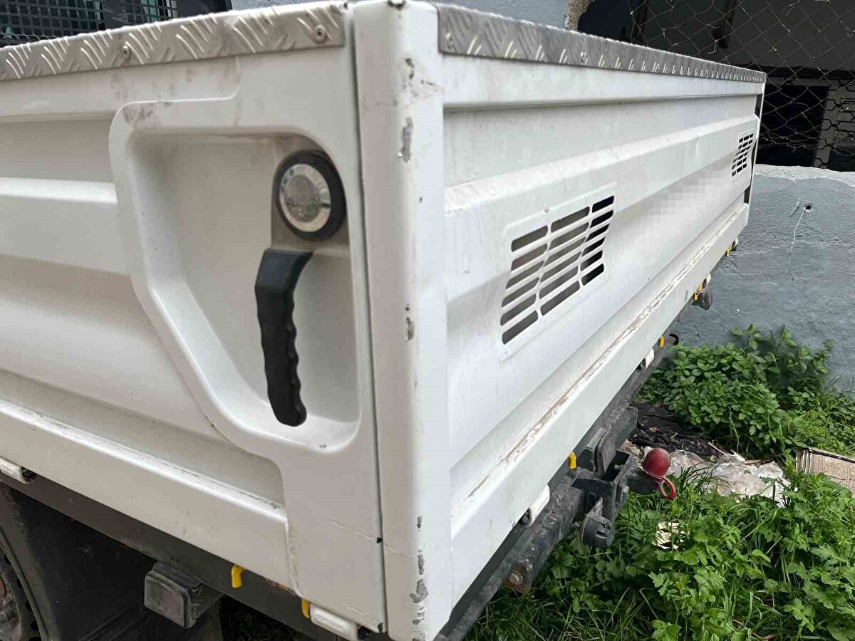 "Uyuşturucu bağımlısı, müebbet alsa da kurtulsam"<br><br>Akrabası tarafından çalınan aracına kavuşan Enver Erdem, "Durumu fark ettiğimizde emniyete bildirdik. Gelen polislerle birlikte kamera kayıtlarını izlediğimizde hırsızı direkt tanıdım. Kendisi karşı komşum aynı zamanda akrabam. Saat 02.15 sıralarında birisi gelip kamyonetimin kapılarını açıp içerisini didik didik arıyor ama bir şey bulamıyor. Tekrar 03.25 geri gelip kamyoneti çalıştırıp kaçırıyor. Yeni aldığım arabamı çalarak ağaçlara, duvarlara vurarak hasar vermiş. Babasını aradım durumu anlattım bana ’oğlum uyuşturucu bağımlısı, keşke müebbet alsa da kurtulsam’ dedi. Daha arabamın hayrını görmeden, ödemesini bile bitirmeden çalındı. Her tarafına hasar vermiş. Kimse tanıdığına, akrabasına bunu yapmaz. Biz şikayetçi olduk umarım hak ettiği cezayı alır" ifadelerini kullandı.