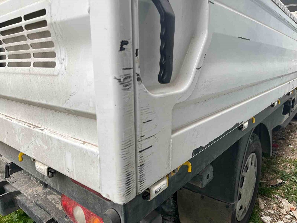 Sahura uyanan adam arabasını kapının önünde göremeyince durumu emniyet güçlerine bildirdi. Çalınan aracın bulunması için çalışma başlatan polis ekipleri kontrol noktasında çalıntı aracı çevirip içindeki A.G.’yi gözaltına aldı.