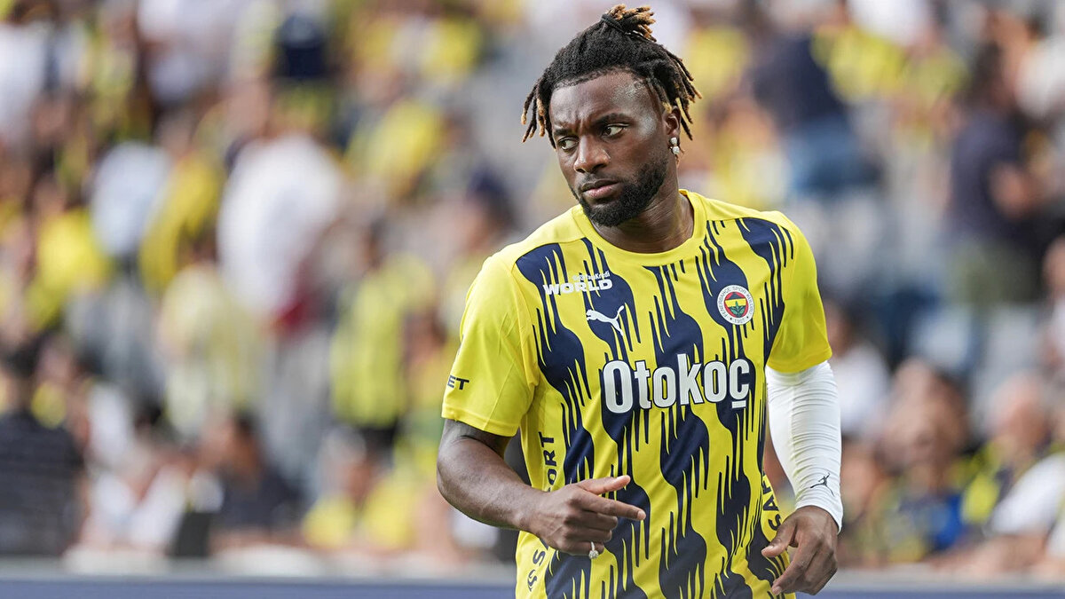 Fenerbahçe'de sezon başından beri kiralık olarak forma giyen Allan Saint-Maximin, teknik direktör Jose Mourinho ile yaşadığı anlaşmazlık sonrası kadro dışı kalmıştı. Ancak son gelişmelere göre, Fransız futbolcu hatasını kabul etti ve takıma geri döndü.