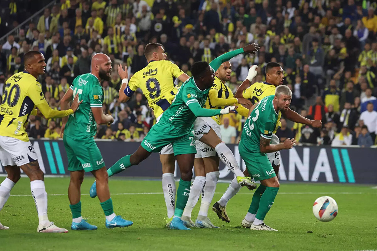 BODRUMSPOR MAÇINDA SAHADA OLABİLİR<br>Özellikle son antrenmanlardaki hırslı ve istekli görüntüsü dikkat çeken yıldız futbolcunun, Mourinho'nun gözüne yeniden girmeye çalıştığı belirtiliyor. Fenerbahçe'nin Bodrum FK ile oynayacağı maçta Saint-Maximin'in sahada olması bekleniyor.<br><br>