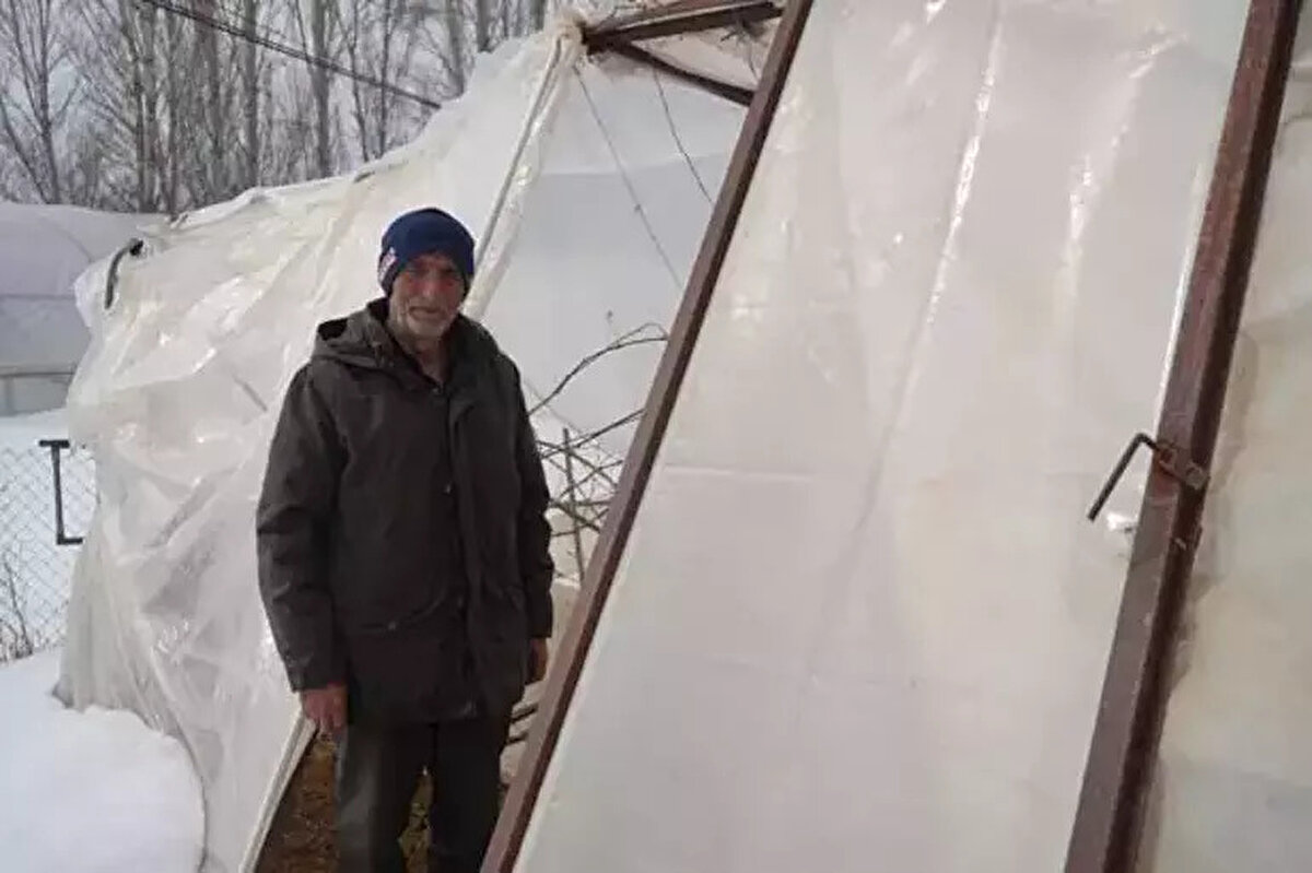 "İNSANIN 60 YIL EMEK VERDİĞİ BİR ŞEYİ BİR ANDA KAYBETMESİ NE KADAR ACIYMIŞ"<br><br>Yıllardır verdiği emeğin bir anda yitip gitmesinden dolayı hüzünlü olduğunu aktaran Öksüz, yaşadığı hüznü şiir dizelerine sığdırdı. "İnsanın 60 yıl yaptığı bir şeyi bir anda bırakması ne acıymış, sanki ölüm gibi" diyerek, kısa bir şiirle üzüntüsü dile getiren Öksüz, şiirinde şu ifadelere yer verdi: "Geri dönmek istiyorum, yeniden yapmak istiyorum bu işleri. Seralar kurayım tohum ekeyim, zaman beni geri döndür bir daha."