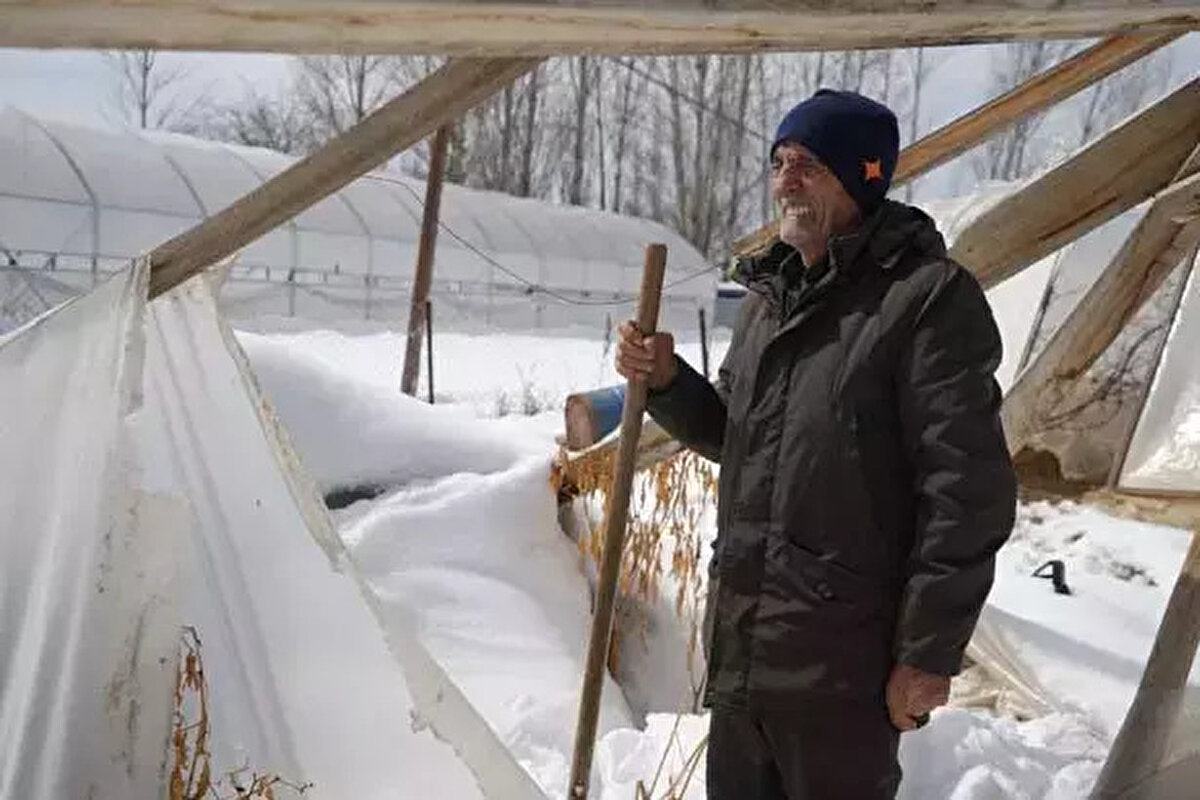 "BİTMESİNİ HİÇ İSTEMEZDİM AMA 60 YILLIK SERÜVEN BİTTİ"<br><br>Seralarını tamir ettirmeye gücü yetmediğini vurgulayan Öksüz, "60 yıllık serüven bitti, bitmesini istemezdim. Ekip biçmediğim yaşam bana çok zor gelecek" dedi.<br>Seracılık işine gönülden bağlı olduğunu söyleyen Öksüz, eski tarım uygulamalarını teknik tarımla birleştirip, denemeler yaptığını, iyi işlere imza attığını kaydetti. Fide, ata tohumu yetiştirdiğini sözlerine ekleyen Öksüz, "Gördüğünüz gibi her şey bitti. Kar tüm seraları çökertti. Yapamam daha, tamir edemem edebilsem bu işi sürdürürdüm. Çünkü tamir edilecek bir durum da değil, demirlerin hepsi kırılmış, masrafı da çok" şeklinde konuştu.