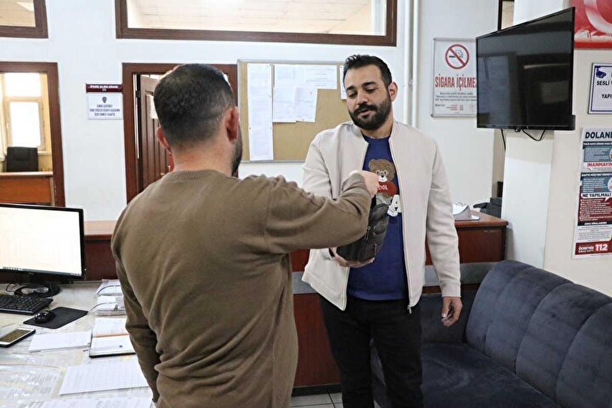 Aracını yol kenarında uygun bir yere çeken Ünalmış, cadde kenarındaki çantayı fark etti. Ünalmış, çantadan çıkan kimlik kartı ve evraklar ile B.G.'nin iletişim bilgilerine ulaştı. Ardından da Melikgazi ilçe Emniyet Müdürlüğü'ne kayıp başvurusu için giden B.G.'ye polis merkezinde çantasını teslim etti. 