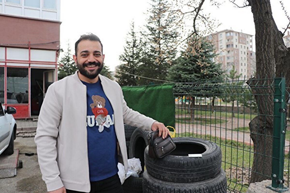  Yaşadığı olayı anlatan Ünalmış, "Her gün çocuklarımı anneme bırakmak için bu güzergahı kullanıyorum. Arabamın birden lastiği patladı. Kenarda durdum. Lastiğe bakarken, yol kenarında bu çantayı buldum. İçinde kimliğini buldum. İletişime geçtim. Karakolda olduğunu öğrendim. İmzalanmış miktarı yazılmamış çekler var. 500 bin TL'lik yazılmış çek ver. Bir balya senet var. Dolar ve altın var. Lastiğin orada patlaması bir işaret olabilir. Mübarek Kadir Gecesi'nde böyle bir şeye vesile olduğum için mutlu oldum” dedi. 