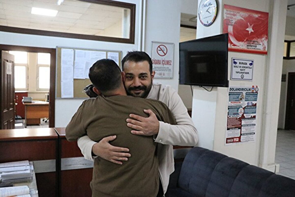  Yaşadığı olayı anlatan Ünalmış, "Her gün çocuklarımı anneme bırakmak için bu güzergahı kullanıyorum. Arabamın birden lastiği patladı. Kenarda durdum. Lastiğe bakarken, yol kenarında bu çantayı buldum. İçinde kimliğini buldum. İletişime geçtim. Karakolda olduğunu öğrendim. İmzalanmış miktarı yazılmamış çekler var. 500 bin TL'lik yazılmış çek ver. Bir balya senet var. Dolar ve altın var. Lastiğin orada patlaması bir işaret olabilir. Mübarek Kadir Gecesi'nde böyle bir şeye vesile olduğum için mutlu oldum” dedi. 