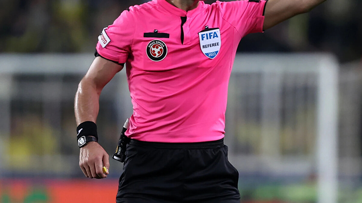 "Türk futbolunun en üst düzey organizasyonlarında görev yapan hakemlerin karar kalitesini artırmak ve tutarlılığı sağlamak amacıyla Merkez Hakem Kurulu (MHK) tarafından geliştirilen Tutarlılık İzleme Modülü (TİM) uygulamaya geçiriliyor. Trendyol Süper Lig ve Trendyol 1. Lig kulüplerine yüz yüze ve online tanıtımı yapılan bu yenilikçi sistem, hakem kararlarının IFAB kural kitabı çerçevesinde değerlendirilmesini sağlayarak hem hakemler hem de kulüpler için önemli bir referans noktası olacak.