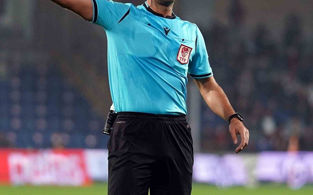 TİM, hakemlerin maçlardaki kararlarının doğruluğunu ve tutarlılığını analiz eden bir platform olarak tasarlandı. Sistem sayesinde hakem kararları derinlemesine incelenerek, uluslararası standartlara uyum düzeyi ölçülebilecek; hata örüntüleri tespit edilerek özel odaklı eğitimler planlanabilecek. Böylece hakemler hem bireysel hem de ekip olarak daha isabetli ve tutarlı kararlar verebilmeleri için sistematik olarak desteklenecek.<br><br>