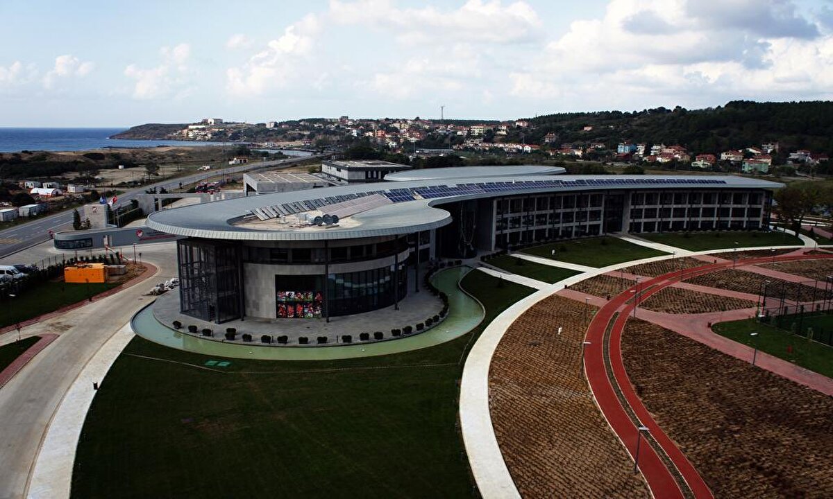 TFF Riva Tesisleri Orhan Saka Seminer Salonu’nda 25 Mart 2025 tarihinde gerçekleştirilen tanıtım ve eğitim programının ardından, Süper Lig ve 1. Lig kulüpleri sisteme erişim sağlamaya başlayacak. Böylece futbolun iki paydaşı -hakemler ve kulüpler- kararların şeffaflığı, doğruluğu ve gelişimi konusunda daha güçlü bir iş birliği içerisinde hareket edebilecek.