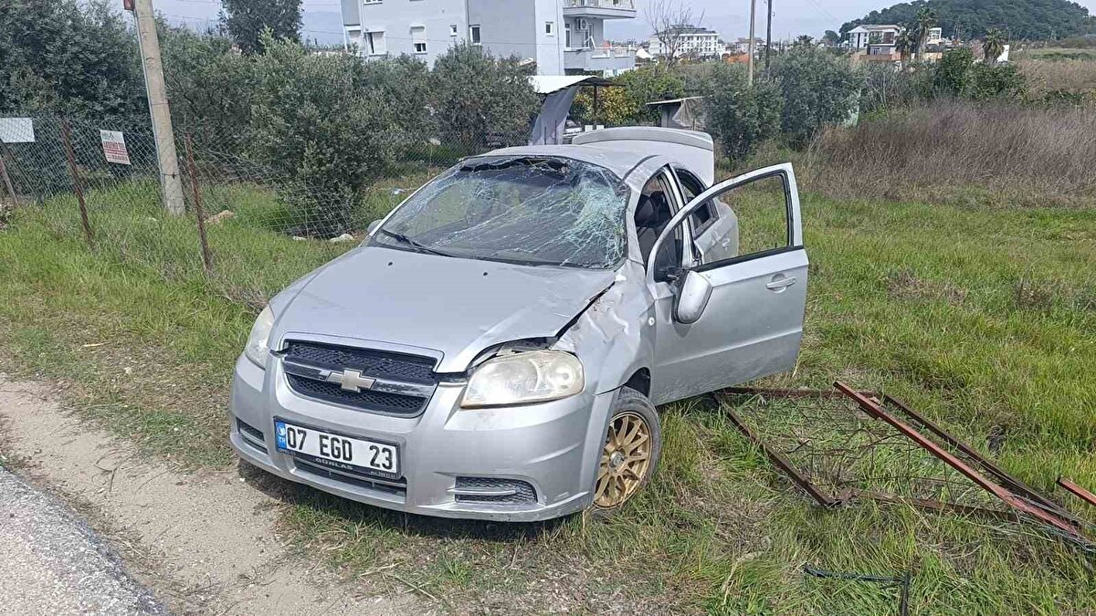 Kaza, Manavgat ilçesi Çolaklı Mahallesi oteller bölgesinde meydana geldi. D-400 Karayolu istikametine seyir halindeki Metin A.’nın kullandığı 07 EGD 23 plakalı Chevrolet marka otomobil, Fevzi Çakmak Bulvarı’nda aşırı hız ve dikkatsizlik sonucu virajı alamayıp yoldan çıkarak takla atmaya başladı. 