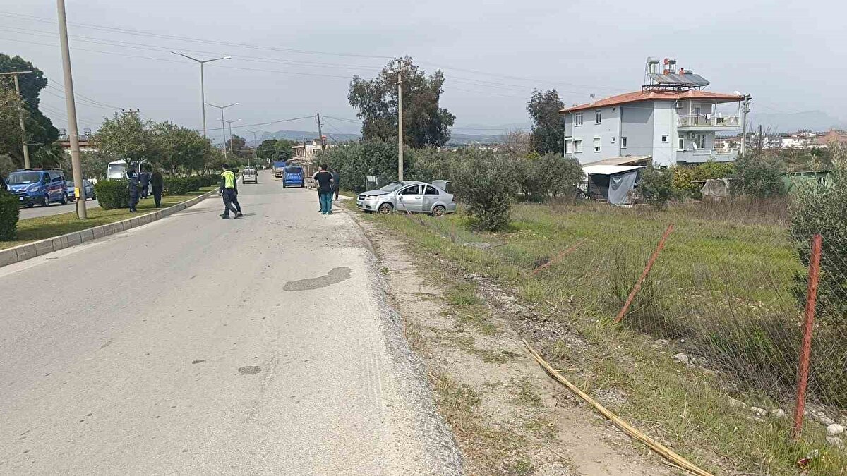 Araç ise yol kenarında bulunan boş bir arazide durabildi. Kazada yaralanan otomobil sürücüsü Metin A. ve Mertcan A., 112 Acil Sağlık ekiplerinin olay yerindeki müdahalesinin ardından ambulansla hastaneye kaldırıldı.