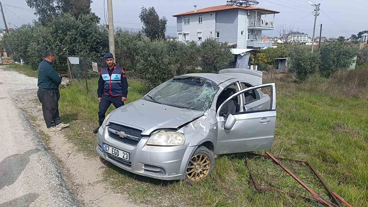 Kazada, otomobilde yolcu olarak bulunan Mertcan A. aracın camından dışarı fırlayarak yola düştü. 